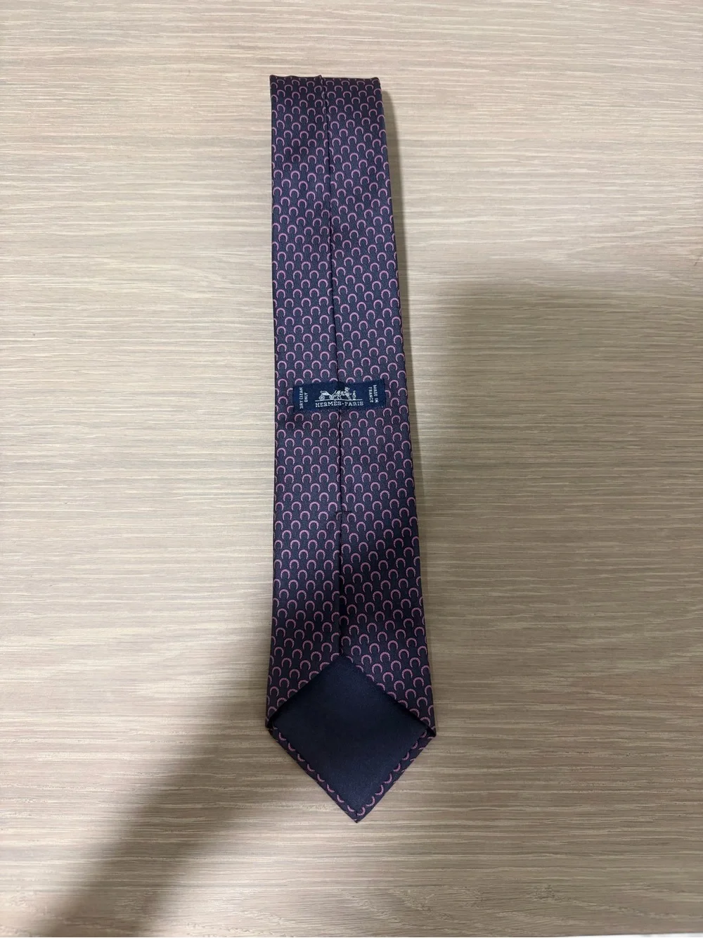 Hermes 100% Silk Pink & Navy Blue Horseshoe Pattern Men's Tie